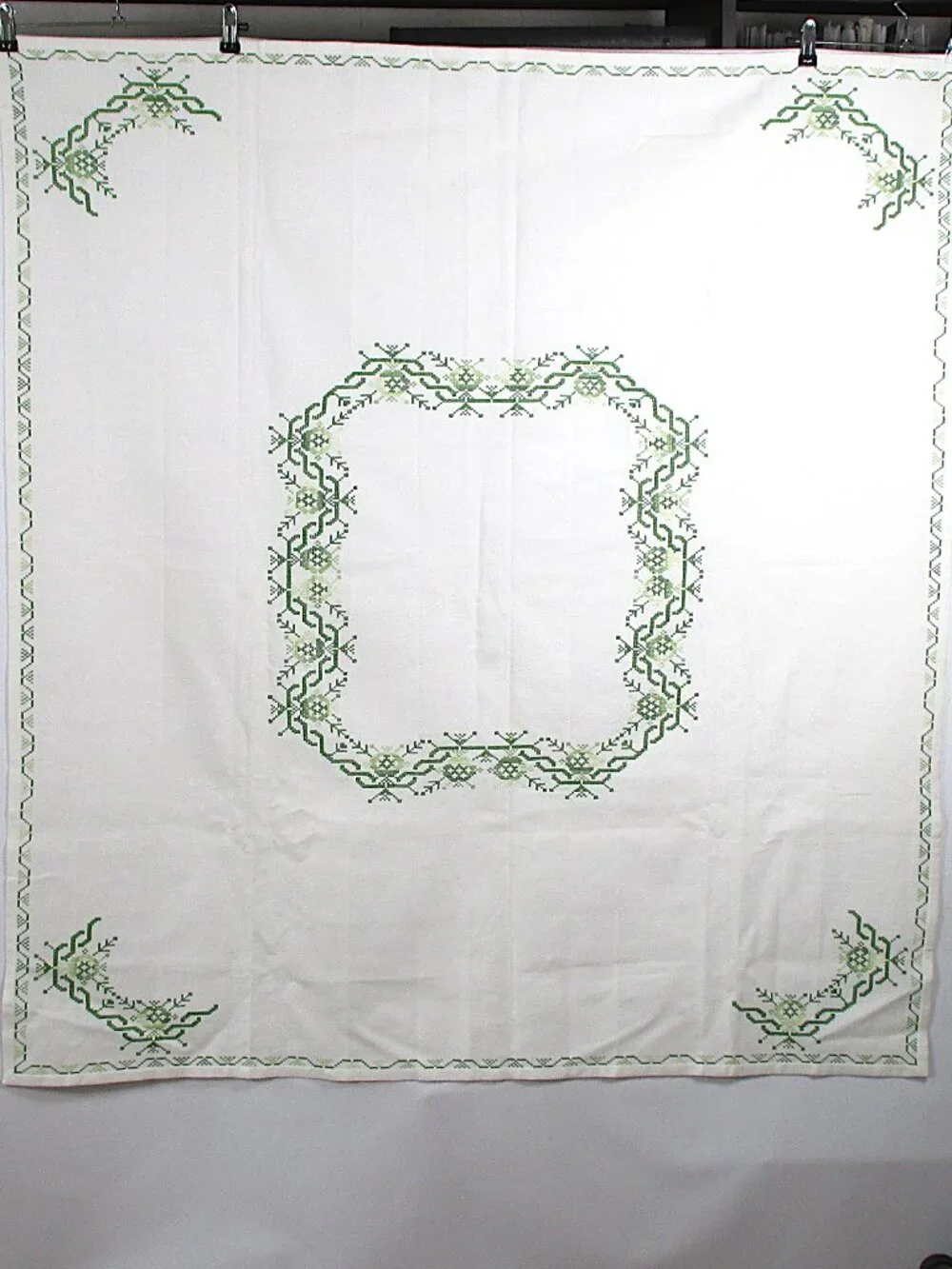 GREEN & WHITE EMBROIDERED TABLECLOTH SET